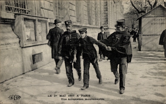 Postcard Paris, 1 May 1907, police officers making an arrest
