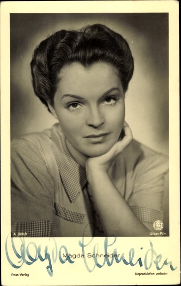Postcard actress Magda Schneider, portrait, Ross Verlag A 3088/1, autograph