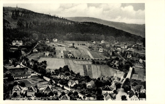 Ak Hiddesen Detmold im Teutoburger Wald, Landschaft mit Gebäuden, Feldern, Bäumen, Wolken, ländli