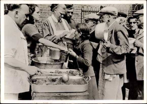 Foto NSD Schwestern verteilen Lebensmittel an die bedürftige Bevölkerung, Juli 1940
