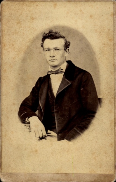 CdV Young man with glasses, bow tie, suit, photo 1851