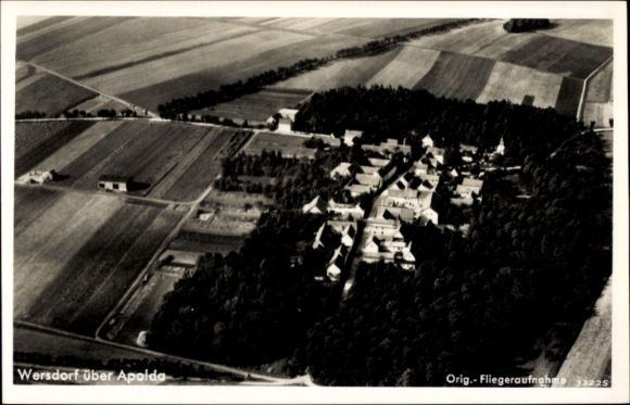 Ak Wersdorf im Weimarer Land, Luftaufnahme von  ländliche Umgebung, verstreute Gebäude