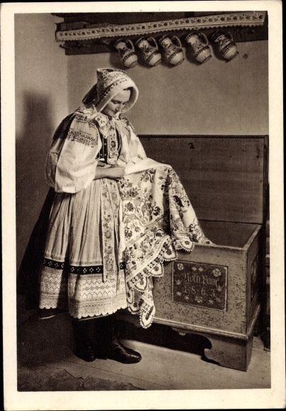 Postcard Svajnsbach Slovakia, Before going to church, Slovakian woman in traditional costume