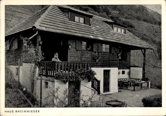 KP Vallendar am Rhein, Haus Rheinnieder, dom drewniany, balkon, osoba na balkonie