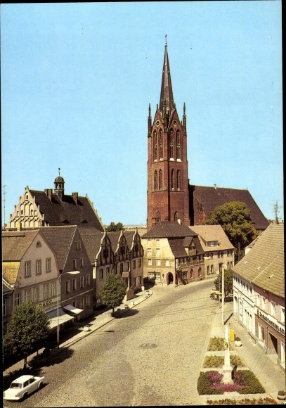 Ak Kemberg in der Dübener Heide, Platz des Friedens, Kirche