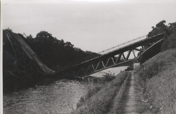 Original Fotos Berlin Tempelhof, zerstörte Techow-Brücke, um 1945/46, ca. 12 x 17 cm