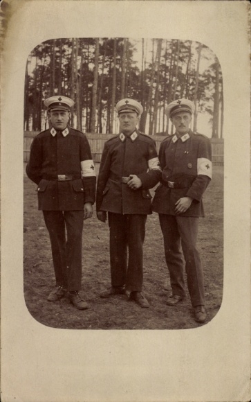 Foto Ak Drei Sanitäter in Uniform, Deutsches Rotes Kreuz