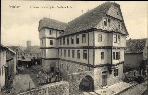 Postcard Fritzlar in the Schwalm Eder district, elementary school, formerly the wedding house