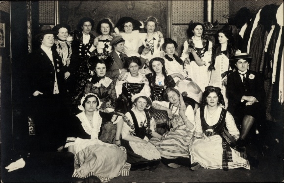 Foto Ak Oelsnitz ?, Haushaltungsschule Jahrgang 1912/13, Gruppenbild, Kostüme
