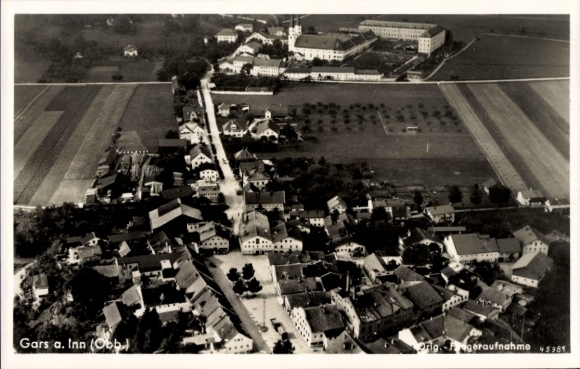 Ak Gars am Inn Oberbayern, Luftaufnahme von  Wohngebäude, Straßen, Felder