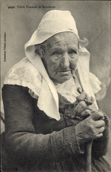 PC Quimperlé Finistère, portrait of a woman, old woman with a tobacco pipe