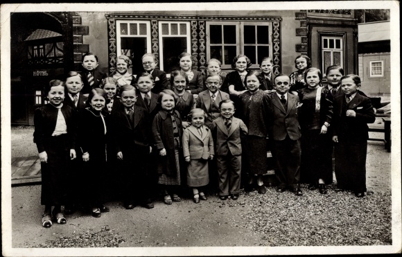 Postcard Paris, International Exhibition 1937, A group of the population of Kingdom of Lilliput