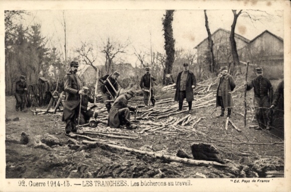 Ak Les Tranchées, Les bucherons au travail, französ. Soldaten, Bau von Schützengraben, I. WK