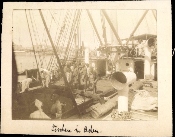 Photo Aden Yemen, unloading a ship, seafarers