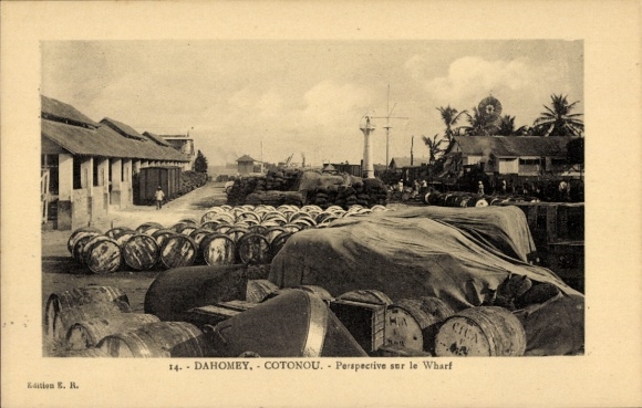 Ak Cotonou Dahomey Benin, Blick auf den Hafen, Fässer, Lagerräume, Strukturen, Palmen