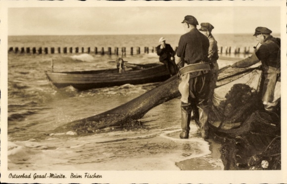 Postcard Ostseebad Graal Müritz, fishermen hauling in nets
