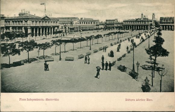 Ak Montevideo Uruguay, Plaza Independencia, Menschen, Bäume, Bänke,  Gebäude