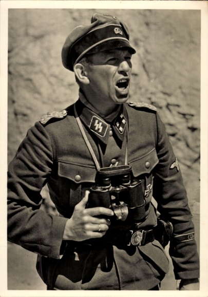 Ak Deutsche Waffen-SS, Artillerie vor! SS-Führer gibt Kommando, Feldstecher