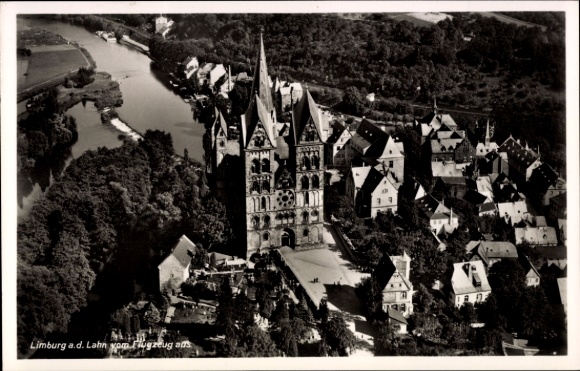 Ak Limburg an der Lahn, Luftaufnahme von Limburg, Lahn, Stadtansicht, Fluss,  Gebäude