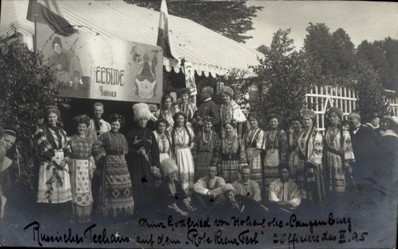 Foto Ak Coburg, Gottfried zu Hohenlohe-Langenburg, Frauen in russischen Trachten