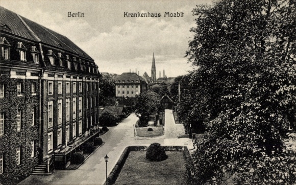 Ak Berlin Tiergarten Moabit, Krankenhaus Moabit,  Architektur, grüne Bäume, keine Personen