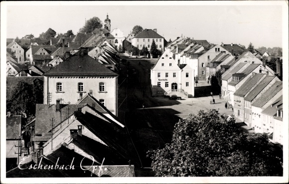Foto Ak Eschenbach in der Oberpfalz Bayern, Straßenpartie mit Sparkasse, Blick über die Dächer