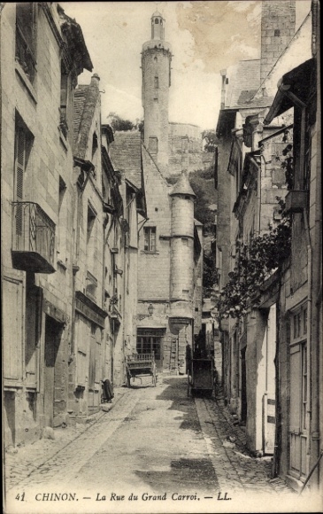 Ak Chinon Indre et Loire, Straße mit n Gebäuden, Turm im Hintergrund,  von Chinon
