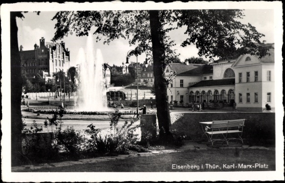 Ak Eisenberg in Thüringen, Karl-Marx-Platz, Brunnen mit Fontäne