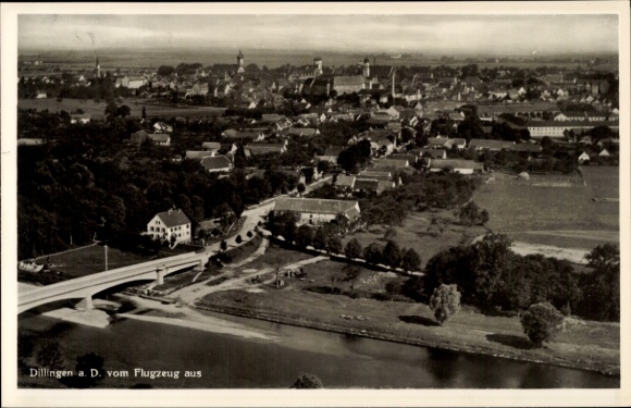 Ak Dillingen an der Donau , Luftaufnahme von Dillingen, Gebäude, Fluss, Brücke