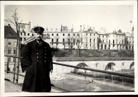 Photo Warszawa Warsaw Poland ?, man in uniform, wartime destruction, II WW