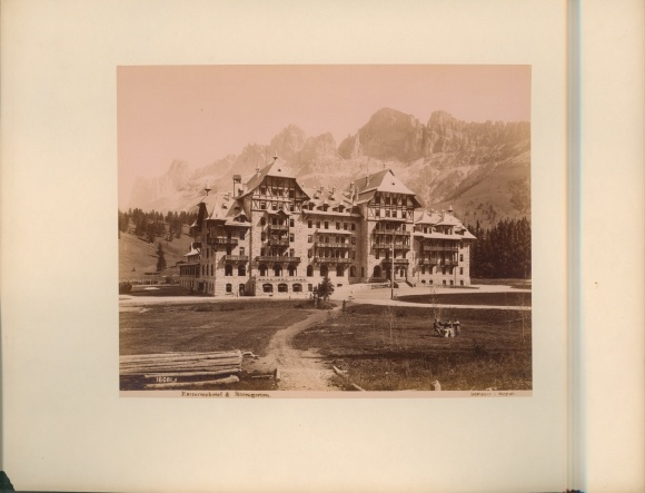 foto Lago di Carezza Carezza Zuid-Tirol, Carezza Hotel, rozentuin