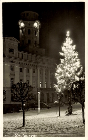 Foto Ak  Zeulenroda Triebes Thüringen, Weihnachtsbaum vor dem Rathaus, Schnee