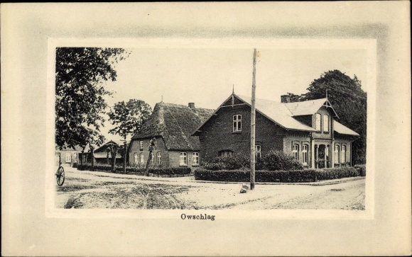 Passe-partout ansichtkaart met reliëf Owschlag in Sleeswijk-Holstein, straatgedeelte in de stad, huis met rieten dak