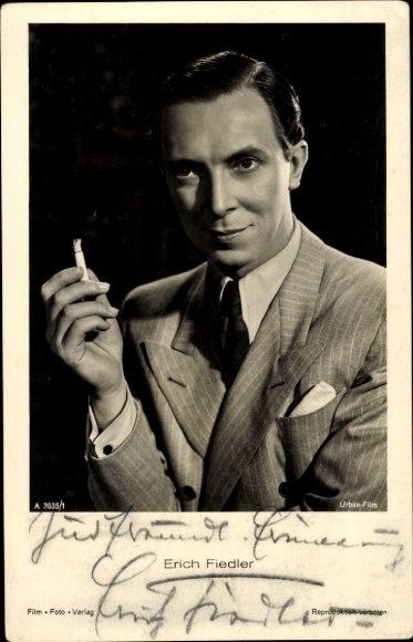 Postcard actor Erich Fiedler, portrait with cigarette, autograph