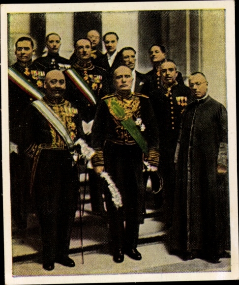Collector's picture post-war period No. 184 February 1932 Mussolini after the reception at the Pope, Vatican