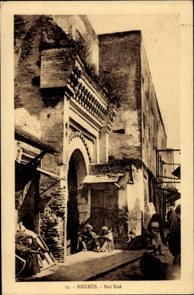 Ak Meknès Marokko,  von  Bab Kad, Menschen auf der Straße, Schwarz-Weiß-Foto