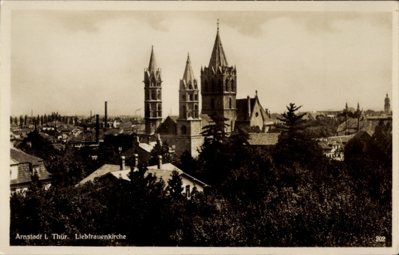 Ak Arnstadt in Thüringen, Liebfrauenkirche, beeindruckende Türme, Stadtansicht