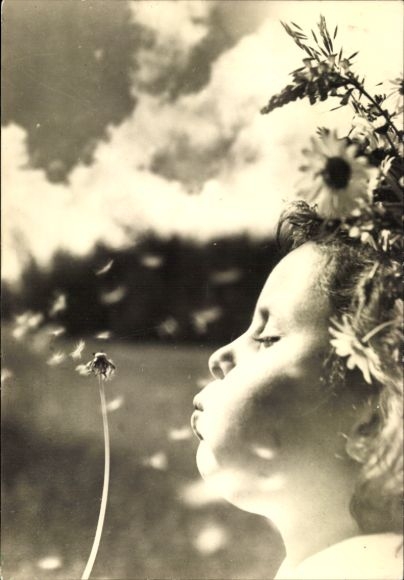 Photo Summer, girl with dandelion