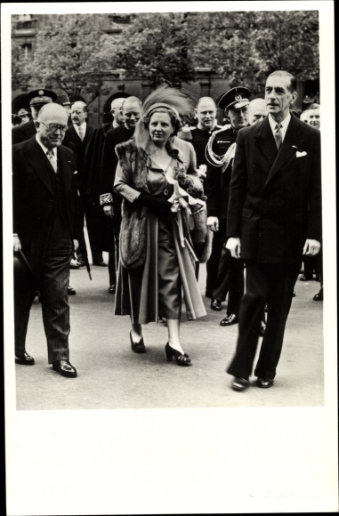 Postcard Paris, President Auriol receives Queen Juliana, 1950