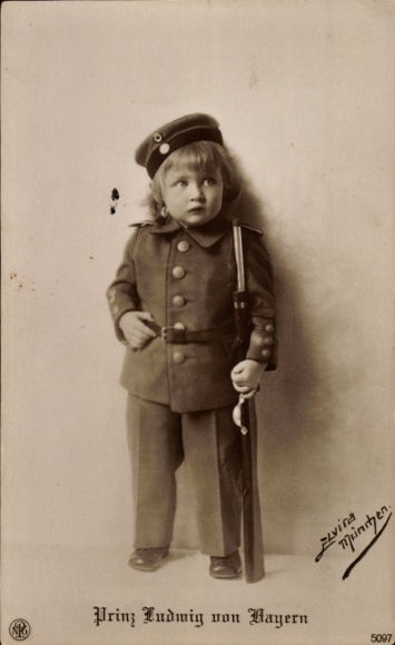 Ak Prinz Ludwig von Bayern als Kleinkind in Uniform, Gewehr, NPG 5097