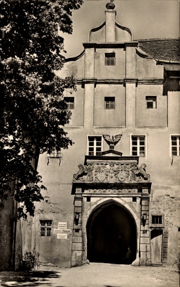Ak Sonnewalde in der Niederlausitz, Eingang zum Schloss, jetzt Rat der Stadt
