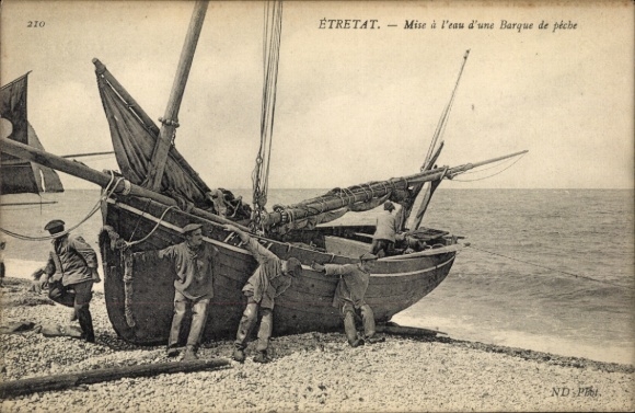 Ak Étretat Seine Maritime, Mise a l'eau d'une Barque de peche