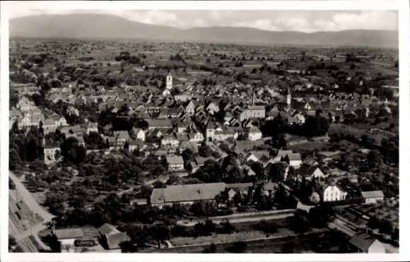 Ak Endingen am Kaiserstuhl, Luftaufnahme von Endingen, Stadtansicht, ländliche Umgebung, alte Arc