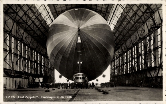 Postcard Friedrichshafen on Lake Constance, airship LZ 127 Graf Zeppelin, being brought into the airship hangar