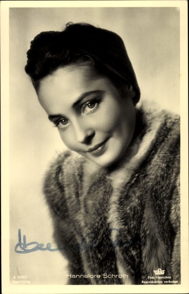 Postcard actress Hannelore Schroth, portrait, fur, autograph