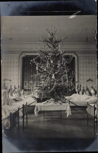 Photo Postcard Gliwice Gleiwitz Silesia, Dutch military hospital, Christmas tree in the sick room