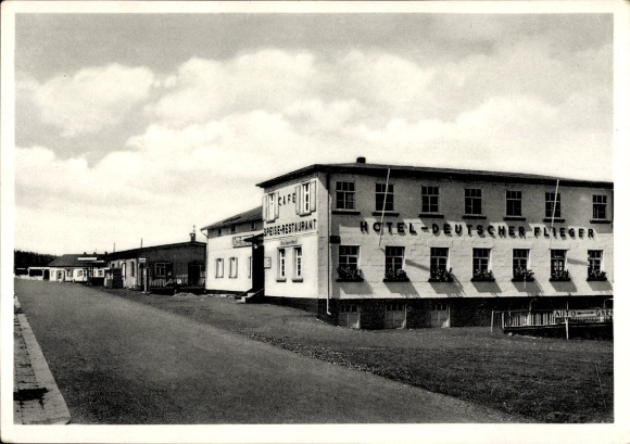 Ak BERG WASSERKUPPE befindet sich in Gersfeld, Foto eines Hotels, Restaurant, architektonische An
