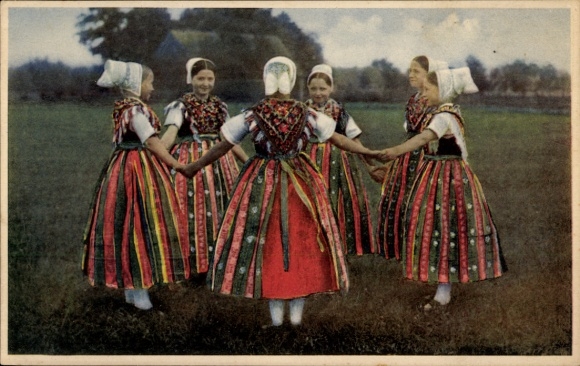 Postcard Seidewinkel Elsterheide in Upper Lusatia, young girls in traditional costume during a round dance