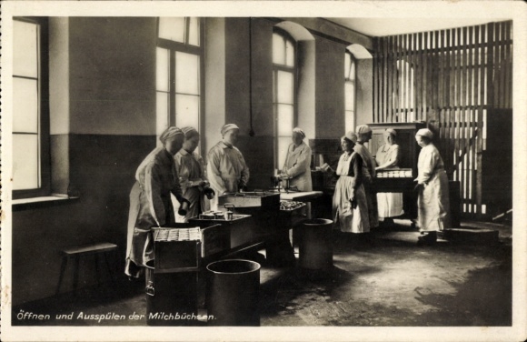 Postcard Magdeburg on the Elbe, Quaker meal 1920-25, opening and rinsing the milk cans