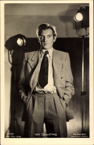 Postcard actor Will Quadflieg, standing portrait, spotlight, photo Binz A 3535 2, film photo publishing house